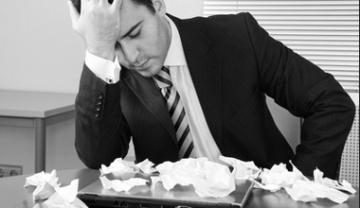 Creativiteit en systematische innovatie nodig? Een zakenman wanhopig zoekend naar creativiteit en systematische innovatie